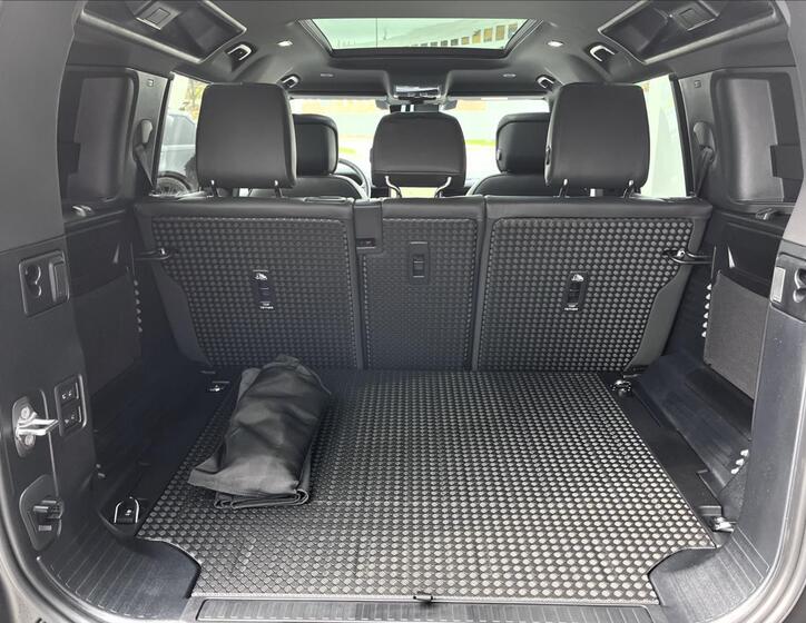 Land Rover Defender 6