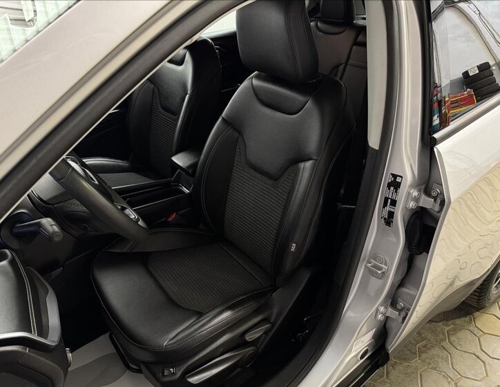 Jeep Compass SUV / Terénní 1,3 l 140 kw