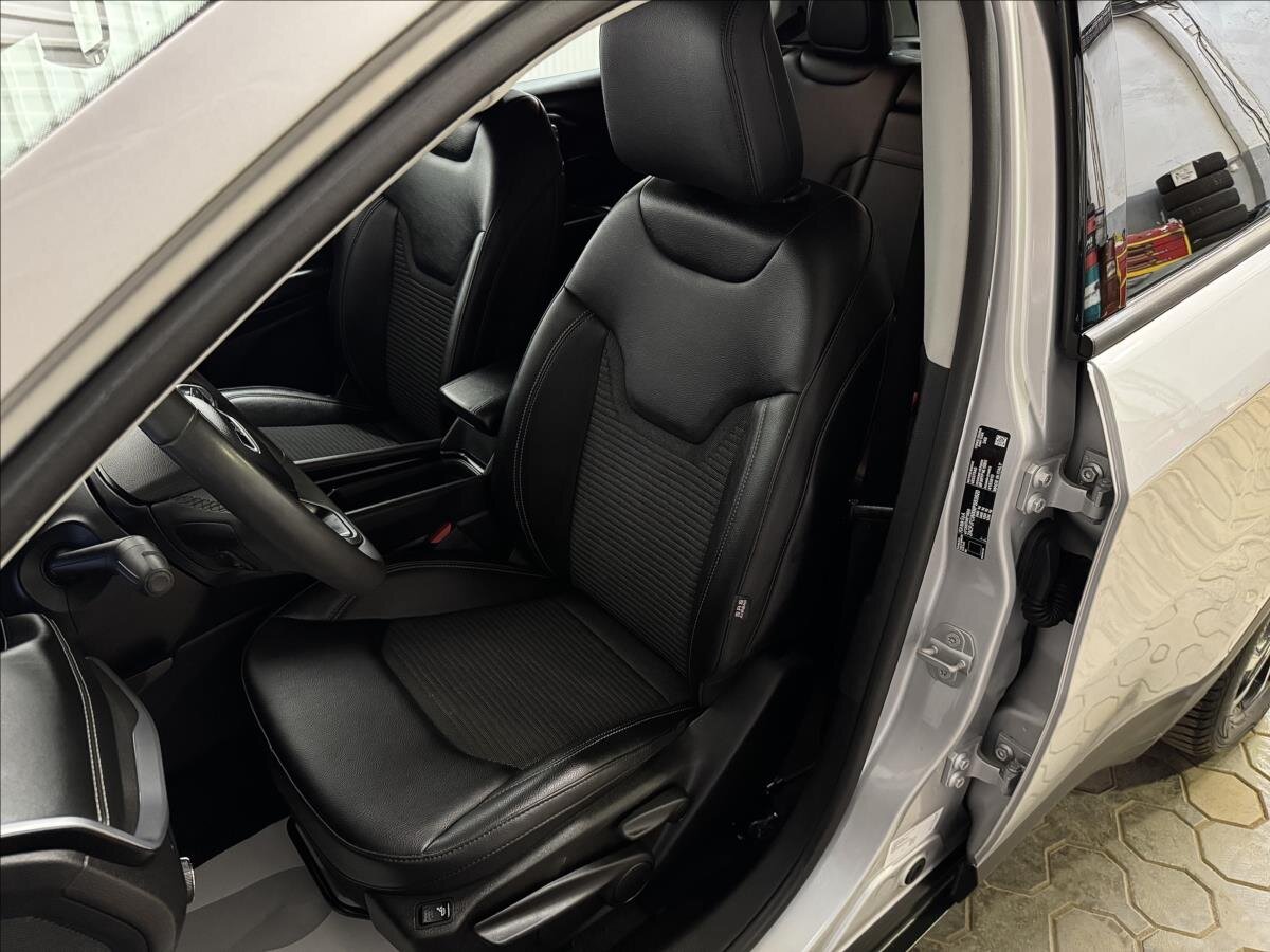 Jeep Compass SUV / Terénní 1,3 l 140 kw