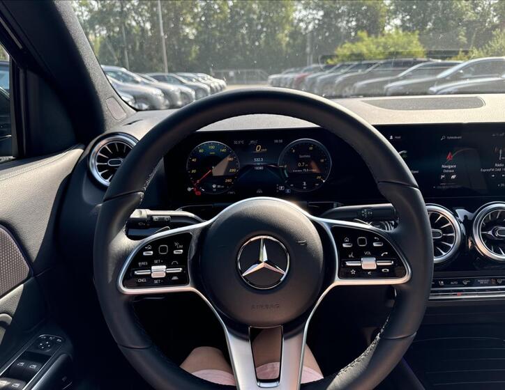 Mercedes-Benz GLA 11