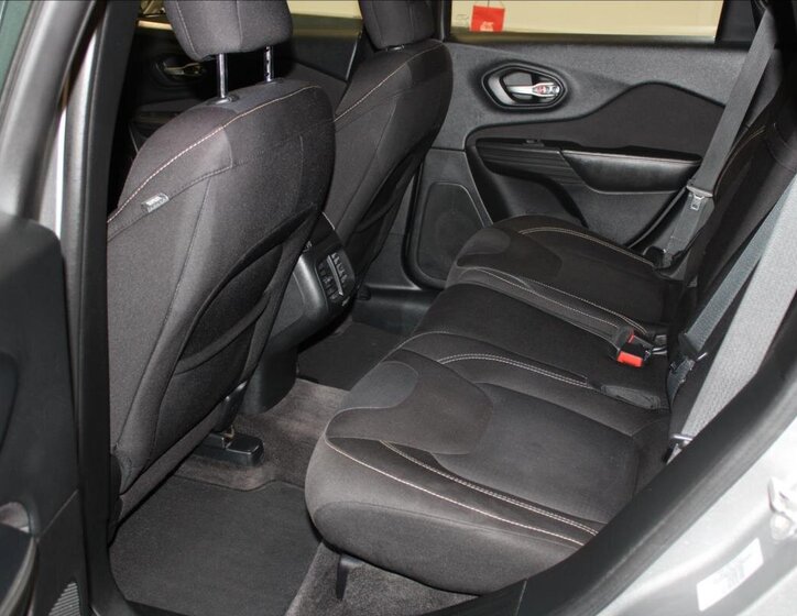 Jeep Cherokee SUV / Terénní 2,2 l 136 kw