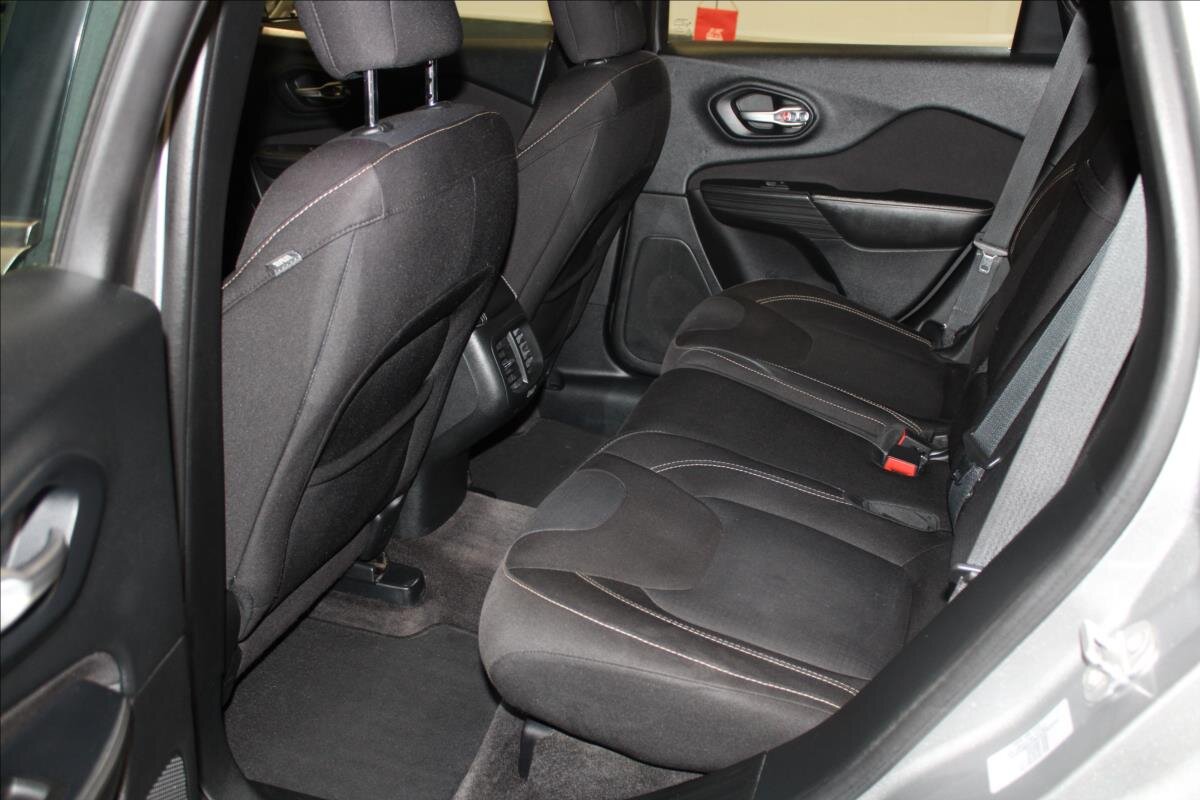 Jeep Cherokee SUV / Terénní 2,2 l 136 kw