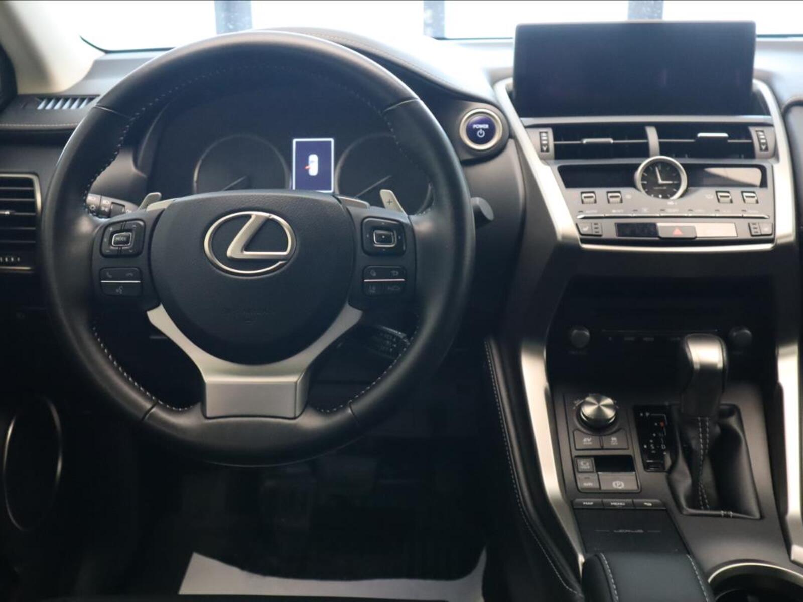 Lexus NX 300h 17