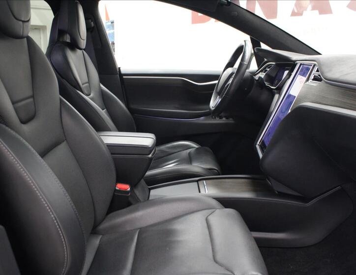 Tesla Model X 13
