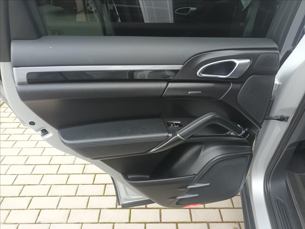 Porsche Cayenne Kombi 3,0 l 180 kw