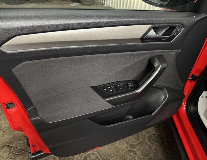 Volkswagen T-Roc SUV / Terénní 2,0 l 140 kw