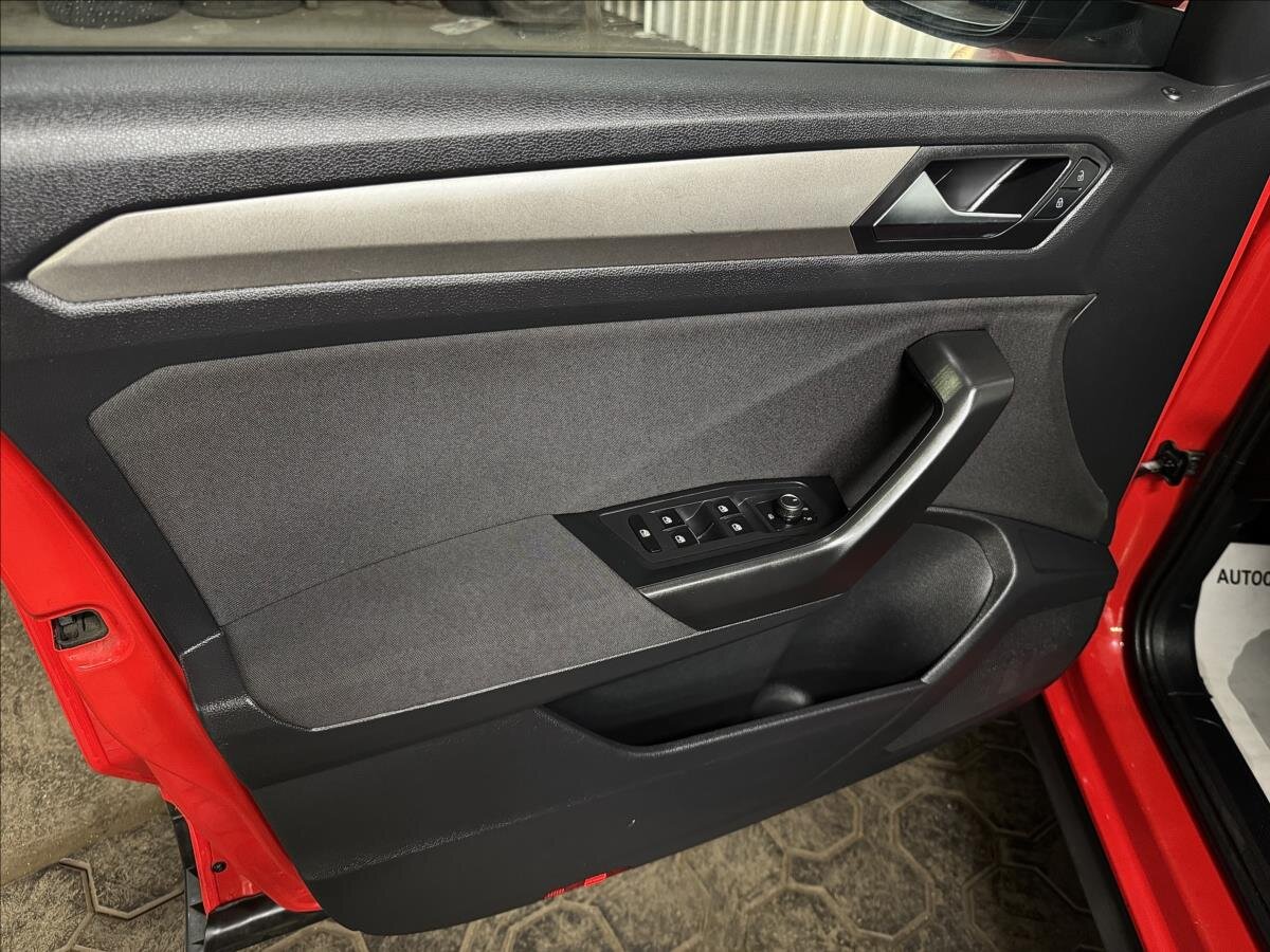 Volkswagen T-Roc SUV / Terénní 2,0 l 140 kw