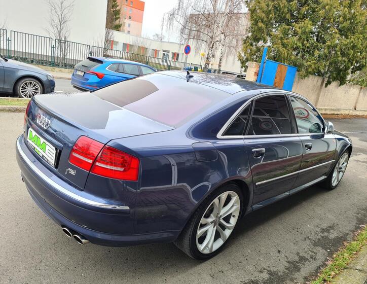 Audi S8 5