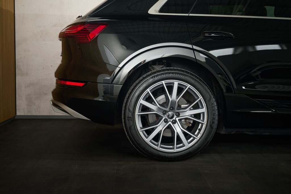 Audi e-tron SUV / Terénní 0,0 300 kw