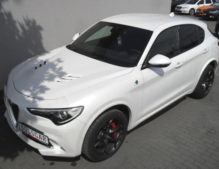 Alfa Romeo Stelvio 10