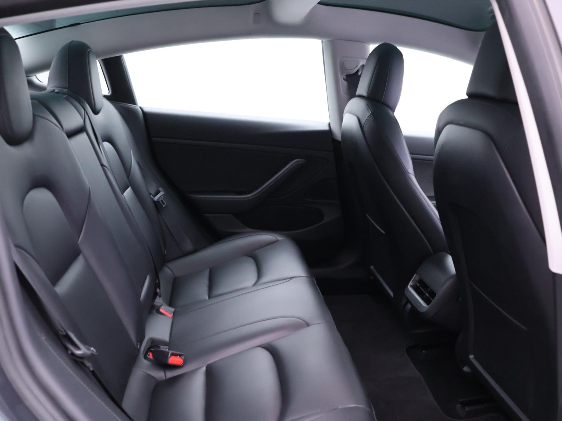 Tesla Model 3 Sedan 0,0 239 kw