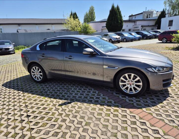 Jaguar XE 3