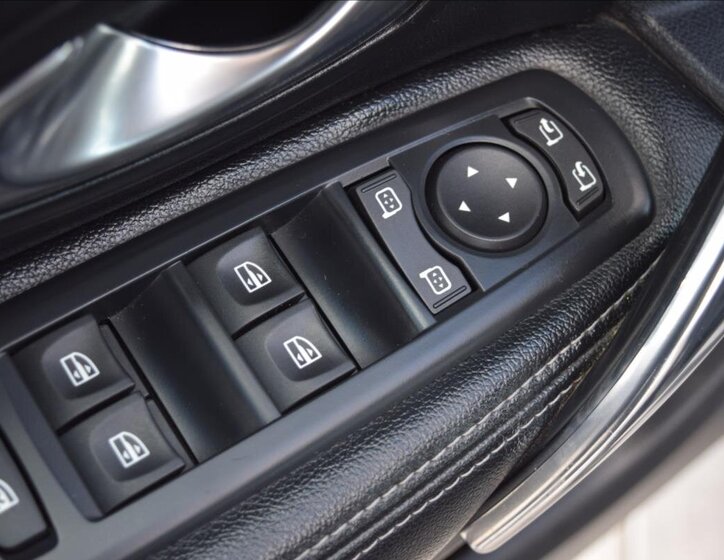 Renault Latitude Sedan / Limuzína 2,0 l 110 kw