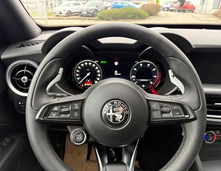 Alfa Romeo Stelvio 12