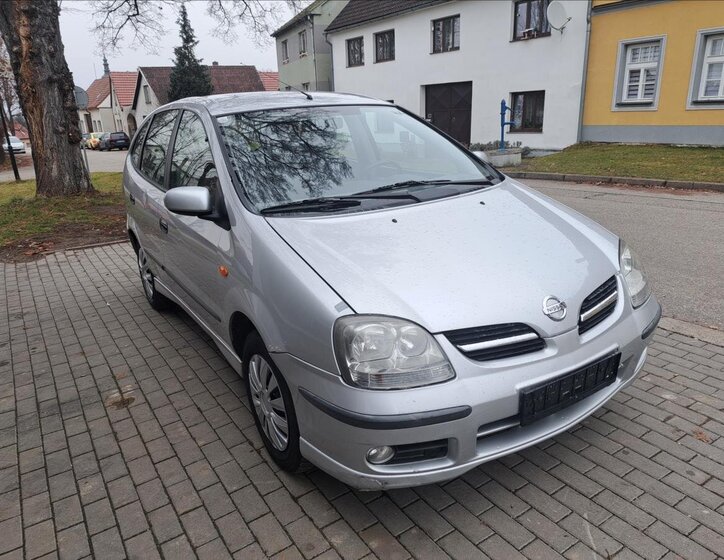 Nissan Almera Tino 1
