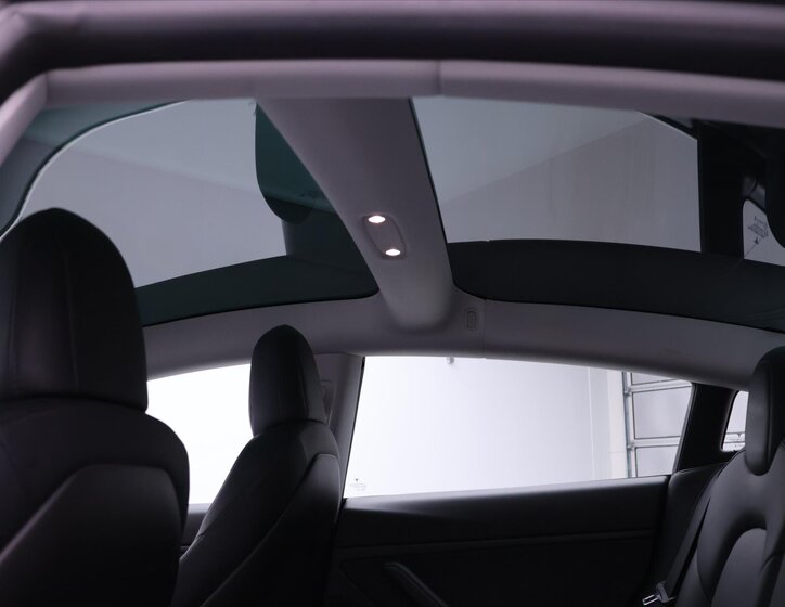 Tesla Model 3 Sedan / Limuzína 0,0 324 kw