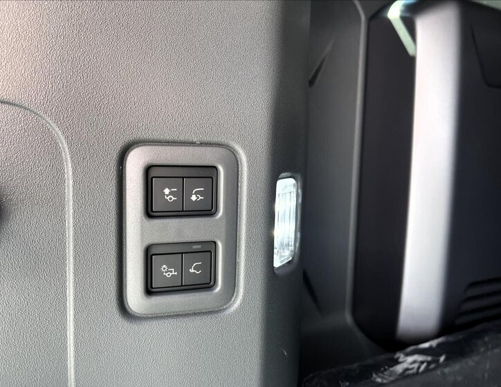 Land Rover Defender SUV / Terénní 4,4 l 467 kw