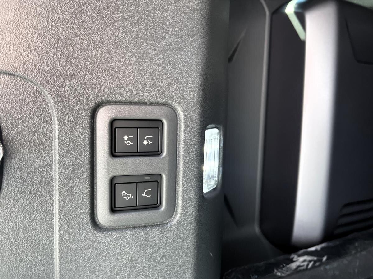 Land Rover Defender SUV / Terénní 4,4 l 467 kw