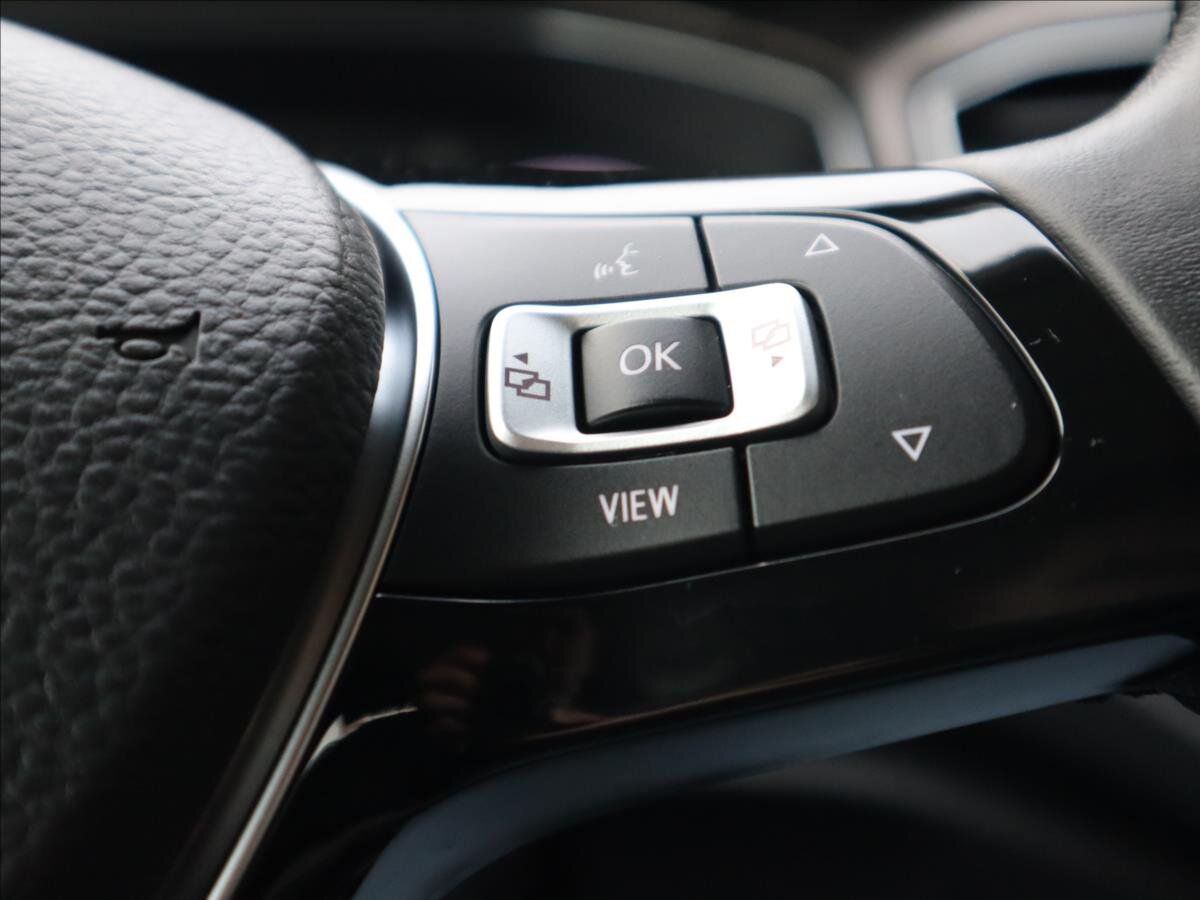 Volkswagen T-Roc CUV 1,6 l 85 kw