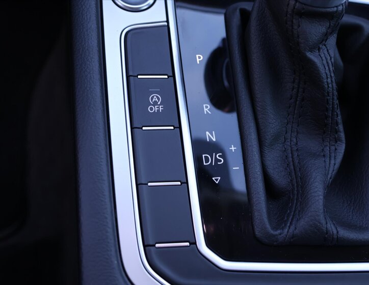 Volkswagen Passat Sedan / Limuzína 1,4 l 110 kw