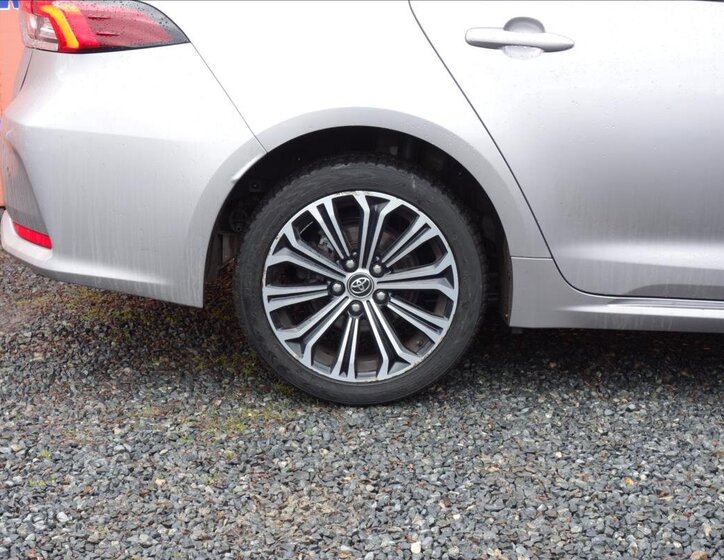 Toyota Corolla Sedan / Limuzína 1,6 l 97 kw