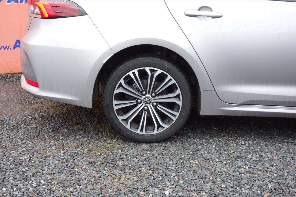 Toyota Corolla Sedan / Limuzína 1,6 l 97 kw