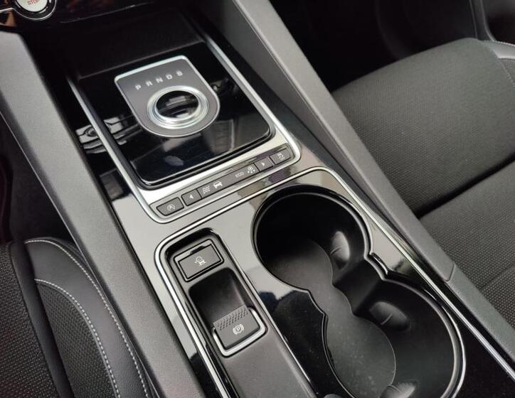 Jaguar F-Pace 27