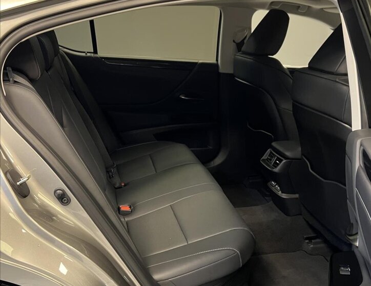 Lexus ES 300h Sedan 2,5 l 160 kw