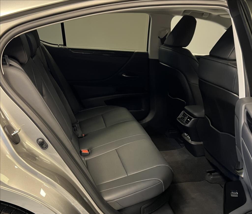 Lexus ES 300h Sedan 2,5 l 160 kw