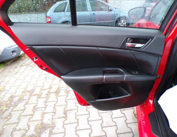 Suzuki Kizashi Sedan / Limuzína 2,4 l 131 kw