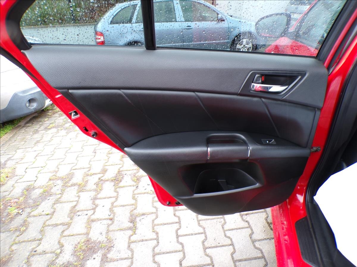 Suzuki Kizashi Sedan / Limuzína 2,4 l 131 kw