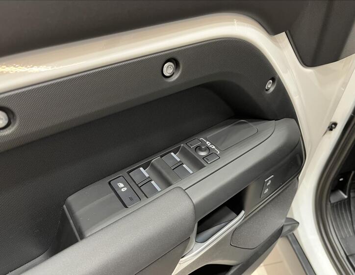 Land Rover Defender 11