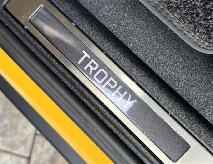 Land Rover Defender 34