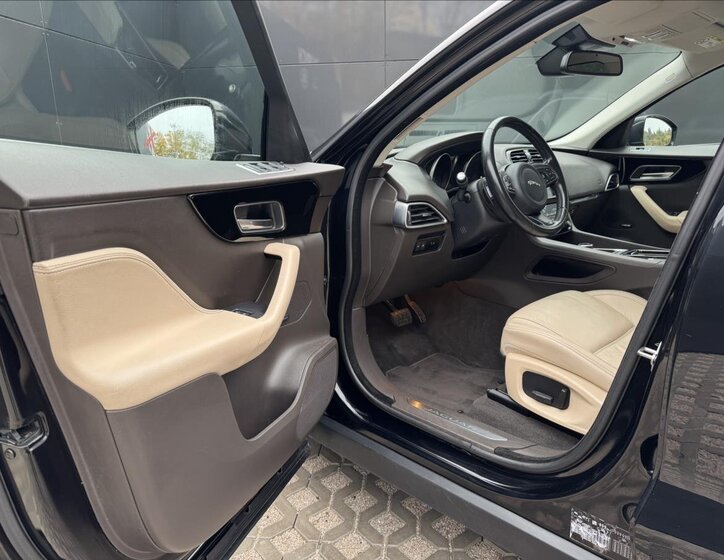 Jaguar F-Pace SUV / Terénní 3,0 l 221 kw