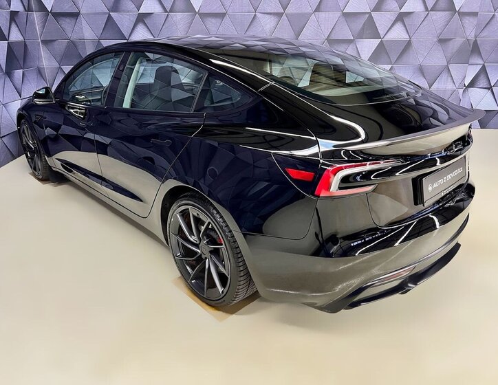 Tesla Model 3 Sedan 0,0 341 kw