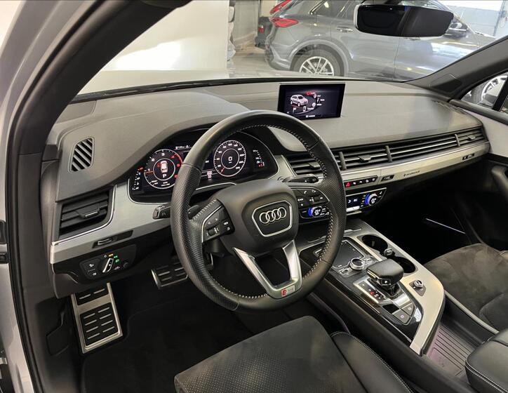 Audi Q7 6