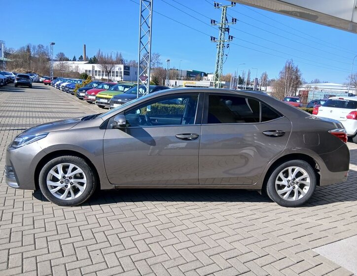 Toyota Corolla Sedan / Limuzína 1,6 l 97 kw
