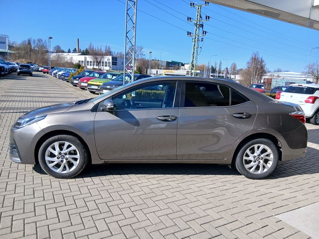 Toyota Corolla Sedan / Limuzína 1,6 l 97 kw