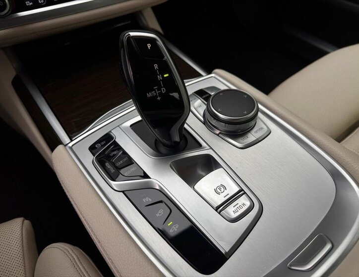 BMW Řada 7 38