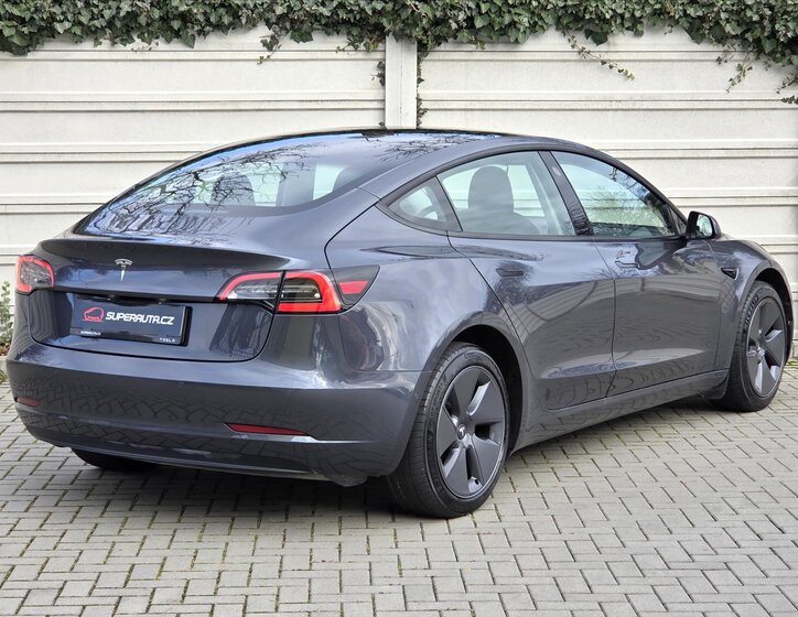 Tesla Model 3 Sedan / Limuzína 0,0 208 kw