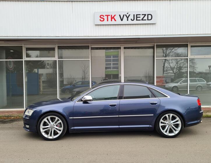 Audi S8 8