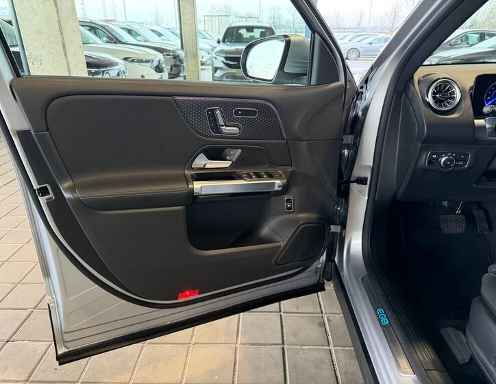 Mercedes-Benz EQB 9