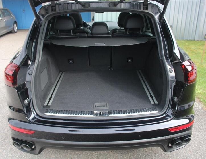 Porsche Cayenne SUV 4,1 l 283 kw