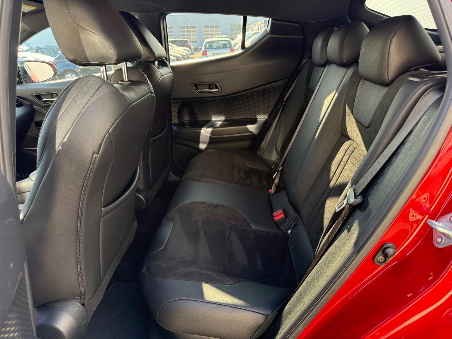 Toyota C-HR SUV 1,8 l 72 kw