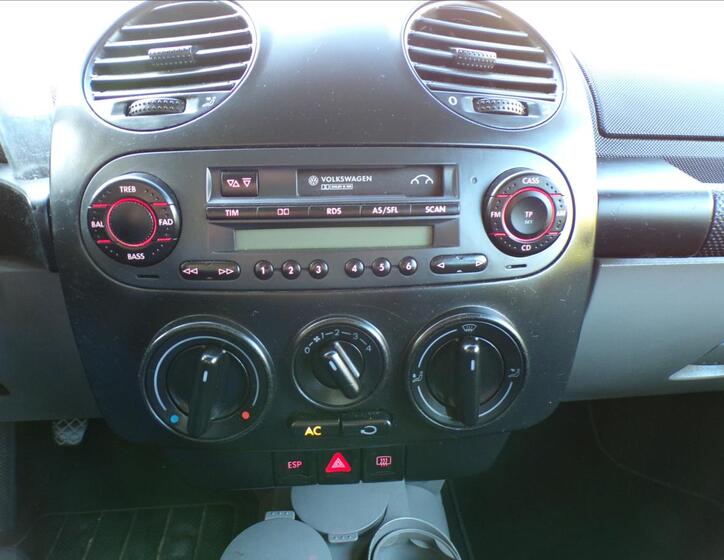 Volkswagen New Beetle 8