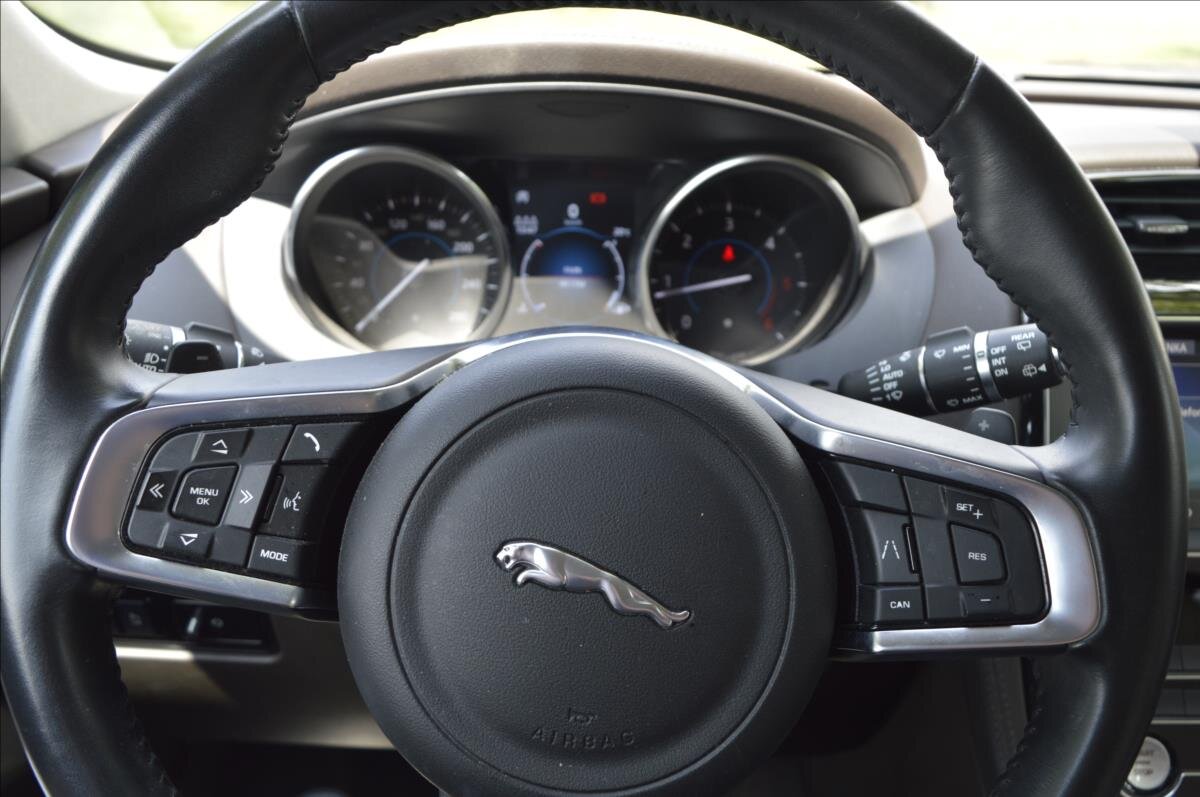 Jaguar F-Pace SUV / Terénní 2,0 l 177 kw