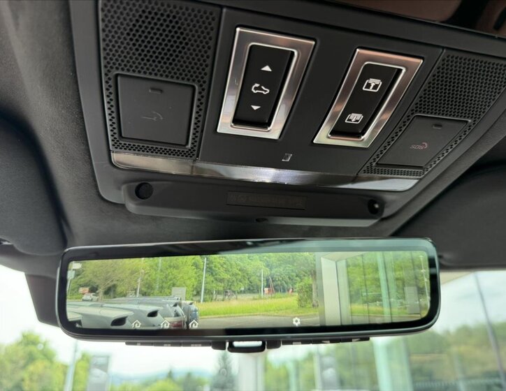 Land Rover Defender SUV 4,4 l 467 kw