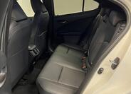 Lexus UX 300h 8