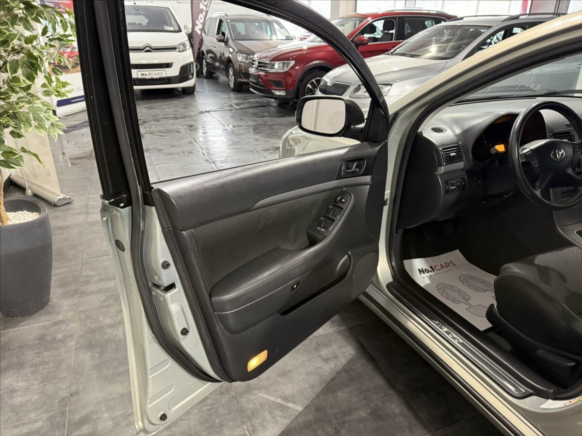 Toyota Avensis Liftback 1,8 l 95 kw
