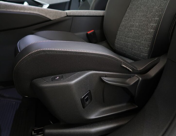 Peugeot 5008 SUV 1,2 l 100 kw